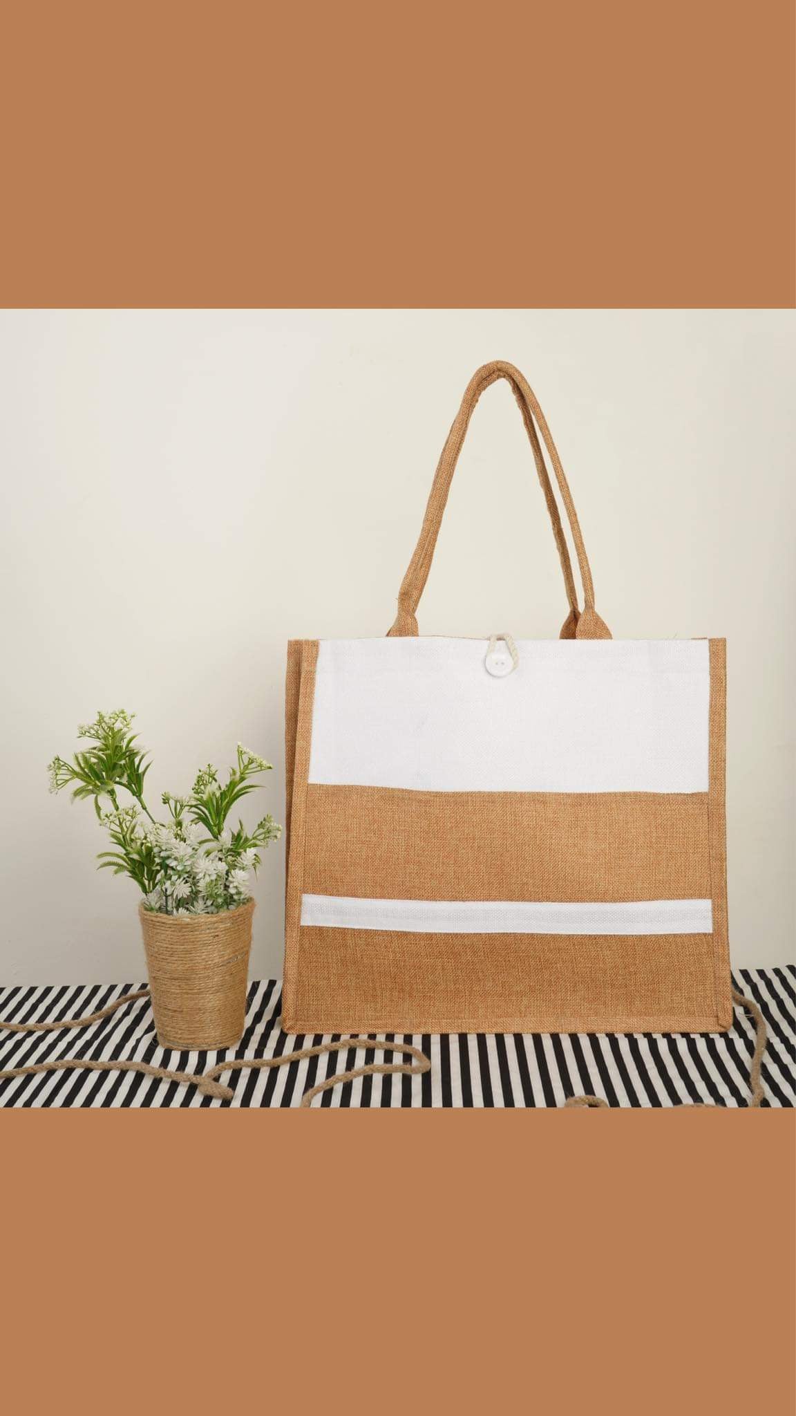 Jute tote bag with pocket outside