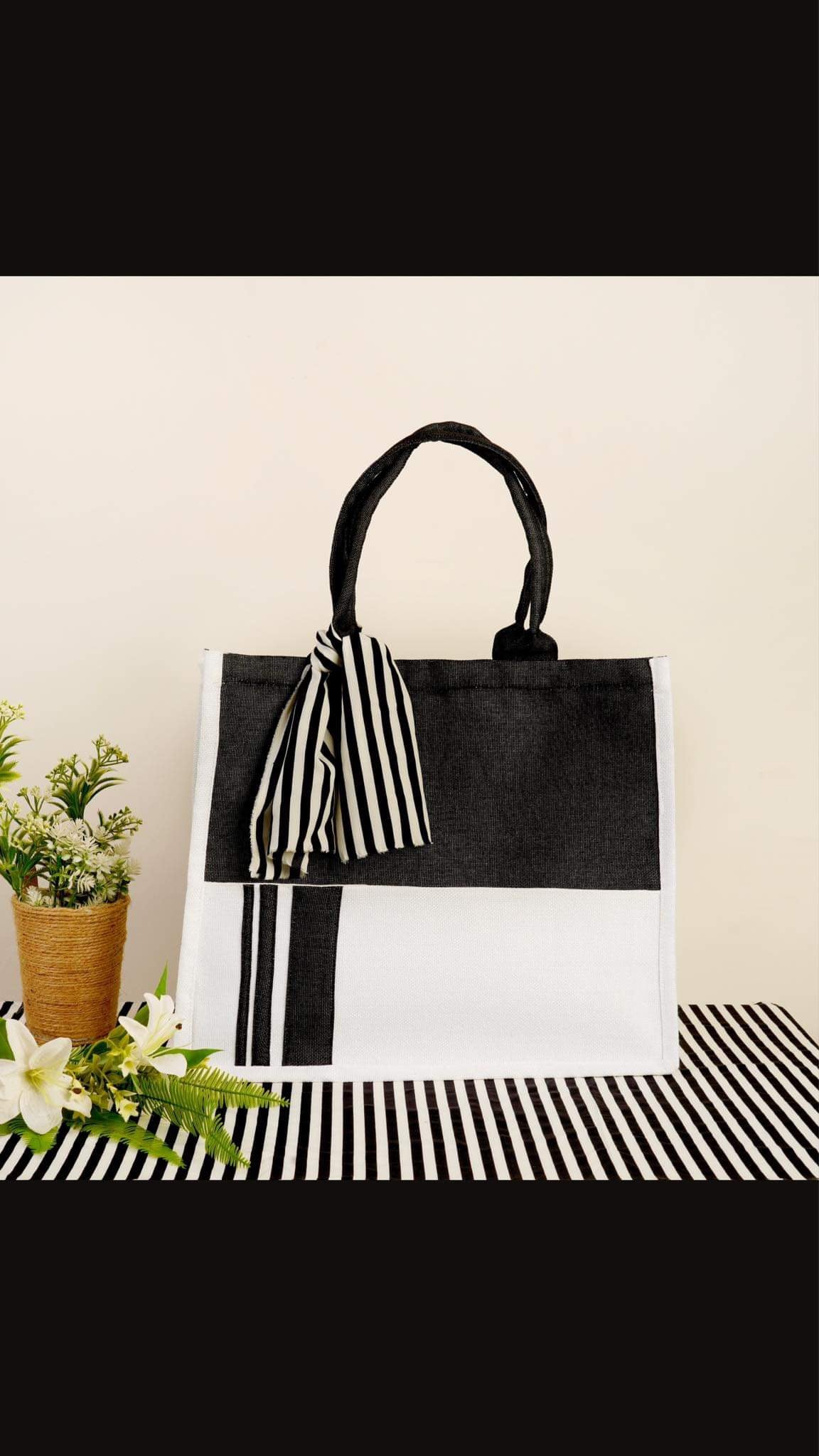 Jute tote bag with pocket outside