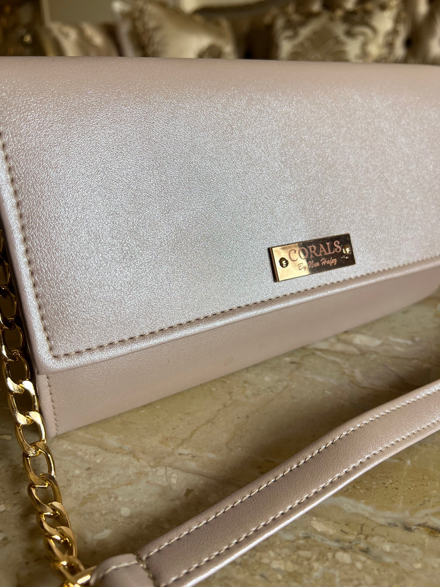 Shimmer clutch