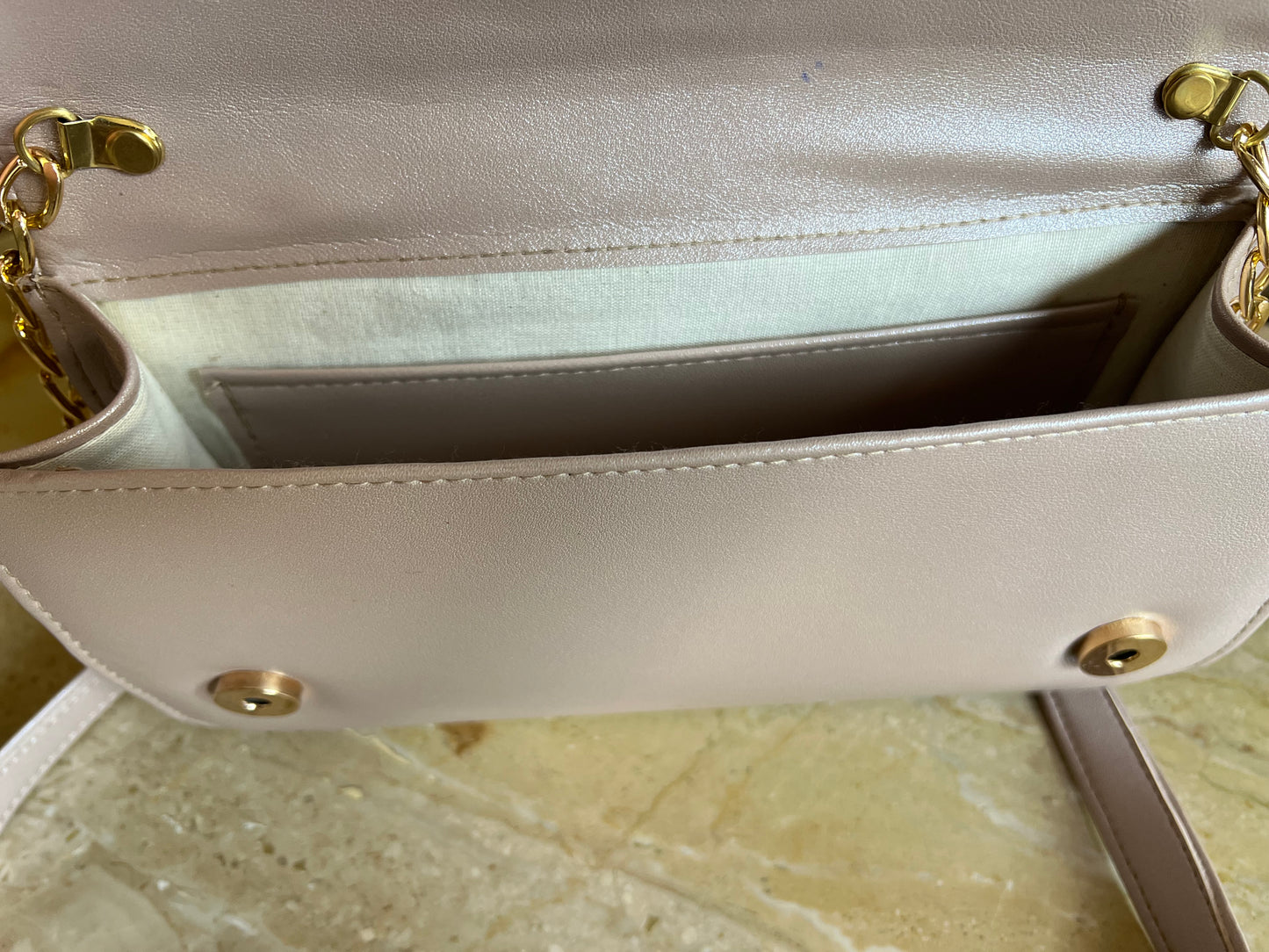 Shimmer clutch